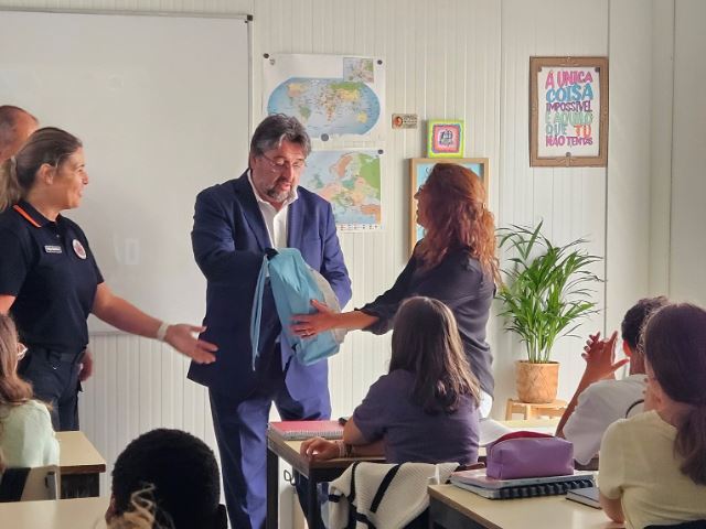 Proteção Civil entrega Kit na Escola Básica Maria Veleda