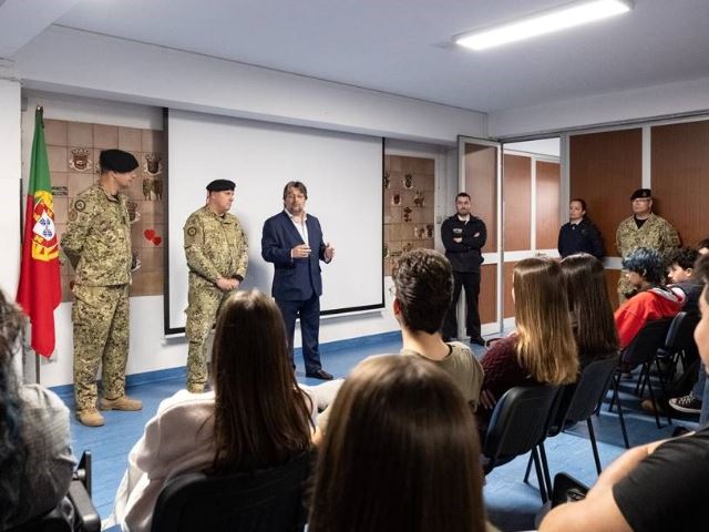 Alunos do concelho de Loures marcam presença no Regimento de Transportes