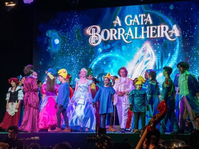Apresentação do musical “A História da Gata Borralheira”