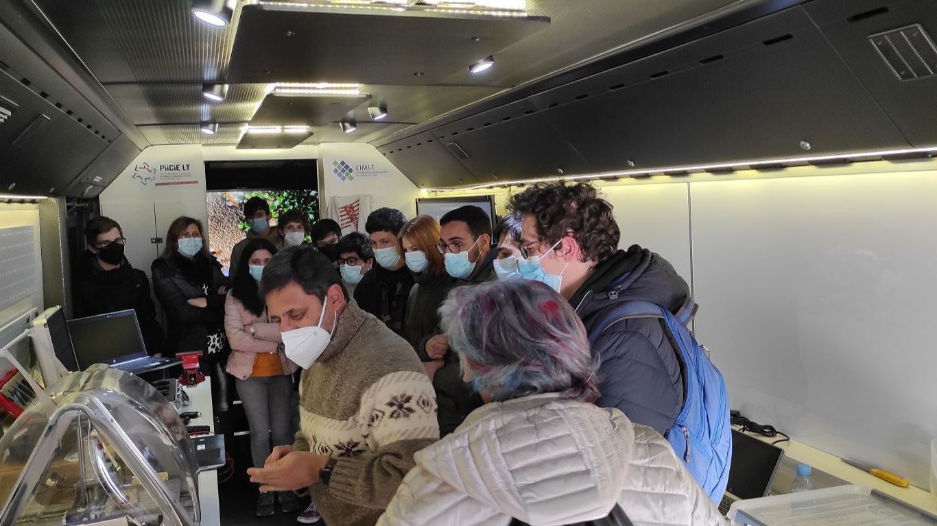 Laboratório Móvel - Agrupamento de Escolas de Almeirim entra no mapa de boas práticas de e para professores!