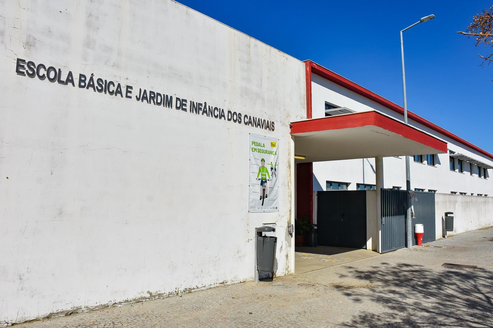 ESCOLA BÁSICA DOS CANAVIAIS GANHA UMA OFICINA DE ARTES