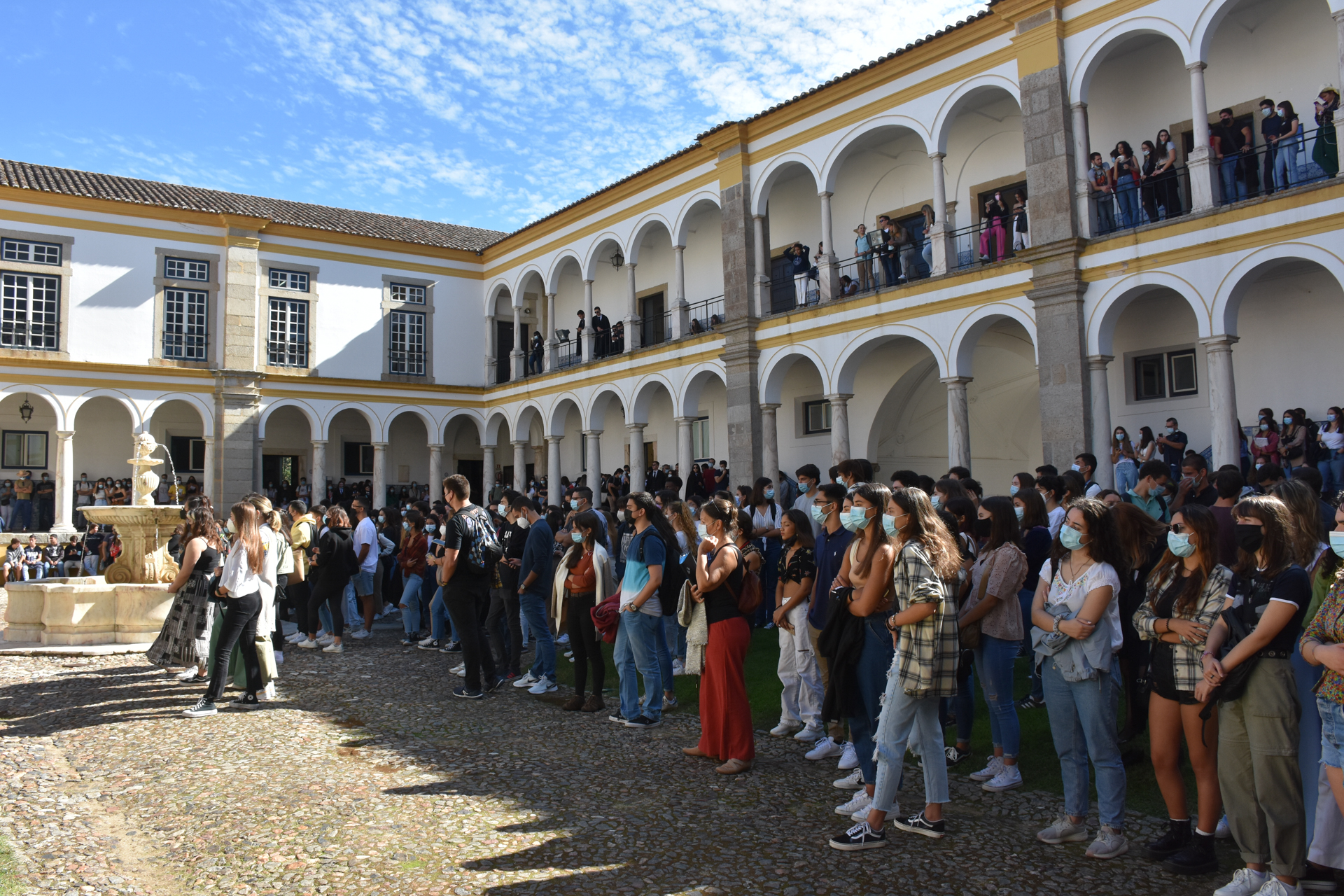 ÉVORA DÁ BOAS-VINDAS AOS NOVOS ALUNOS DA UNIVERSIDADE